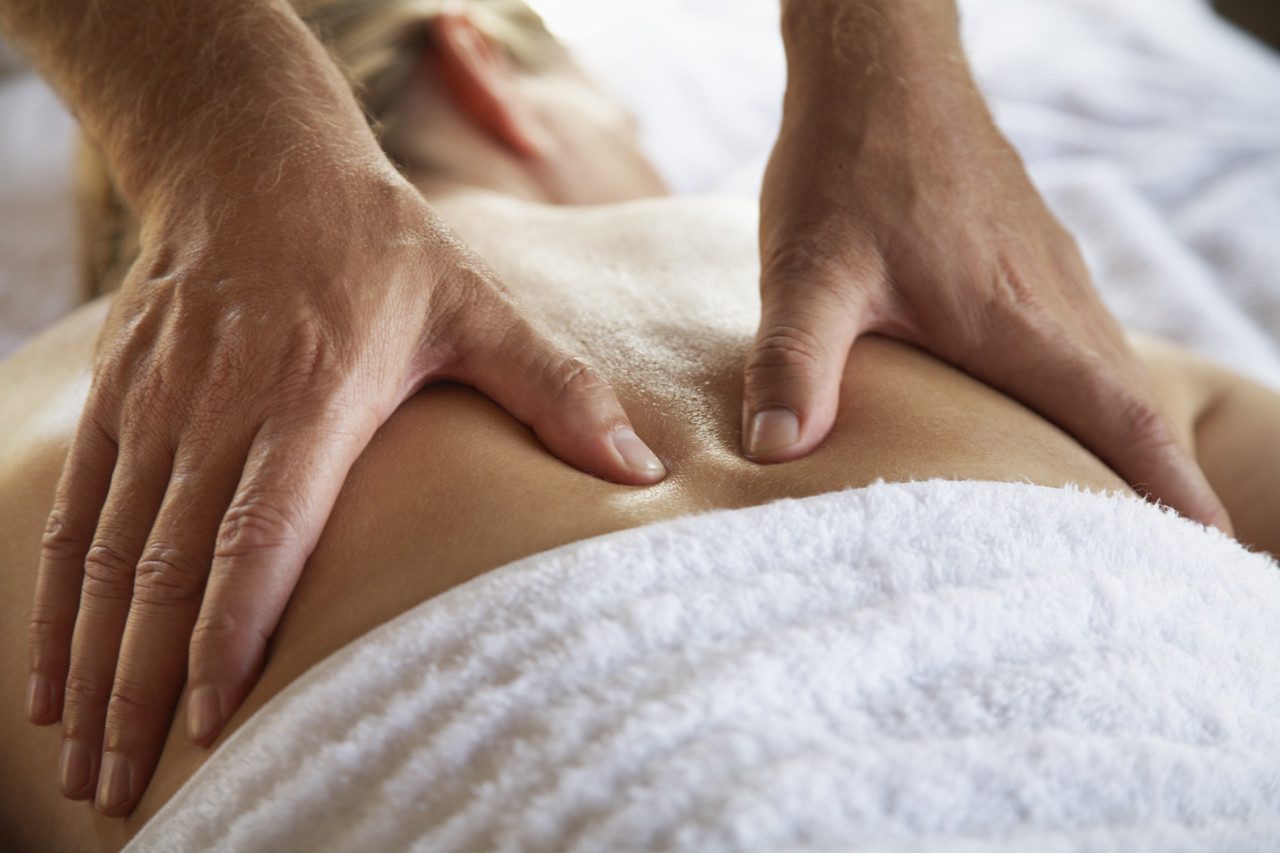 Représentation d'un model recevant un massage holistique, Les massages holistiques offrent de nombreux bienfaits pour être en parfaite santé, tant sur le plan physique que mental. Voici quelques-uns des principaux avantages : Bienfaits physiques Amélioration de la circulation sanguine : Les techniques de massage aident à stimuler la circulation, ce qui peut améliorer l’apport en oxygène et en nutriments aux cellules. Réduction des douleurs musculaires et articulaires : Les massages peuvent aider à soulager les tensions et les douleurs, notamment celles liées aux muscles et aux articulations. Meilleure posture : En relâchant les tensions musculaires, les massages peuvent contribuer à améliorer la posture. Renforcement du système immunitaire : Certaines études montrent une augmentation des lymphocytes T après plusieurs séances de massage, ce qui renforce les défenses immunitaires. Bienfaits mentaux et émotionnels Réduction du stress et de l’anxiété : Les massages holistiques favorisent la relaxation profonde, ce qui peut aider à réduire le stress et l’anxiété. Amélioration de la qualité du sommeil : En aidant à détendre le corps et l’esprit, les massages peuvent améliorer la qualité du sommeil. Équilibre émotionnel : En travaillant sur les aspects physiques et émotionnels, les massages holistiques peuvent aider à équilibrer les émotions et à favoriser un sentiment de bien-être général.